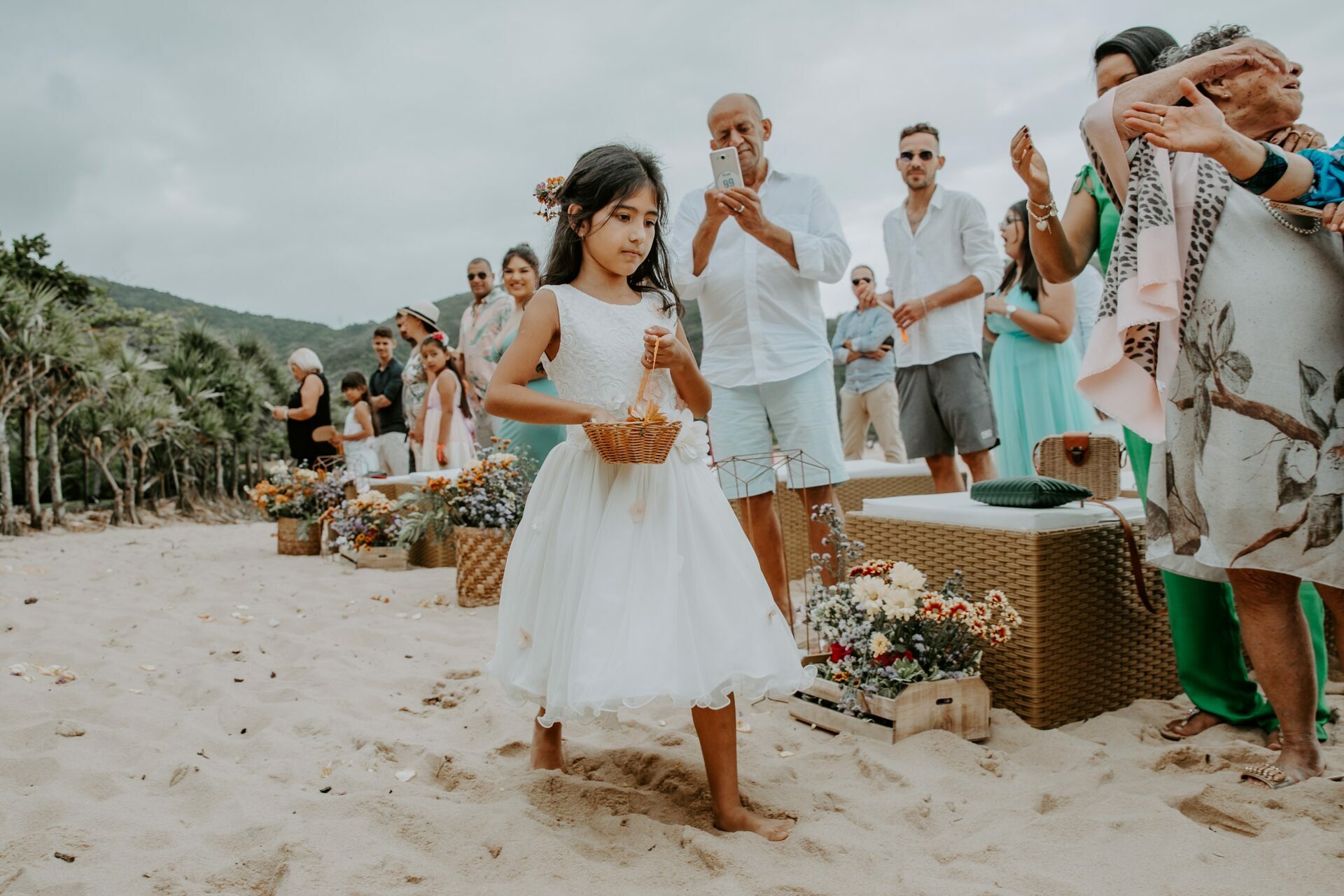 Alexia e Guilherme | Casamento vibrante na praia, por Stéfanie Belo