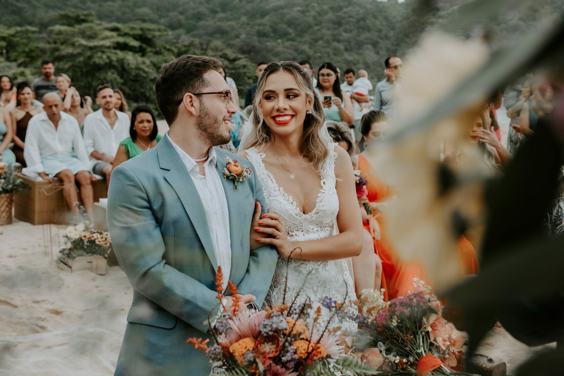 Alexia e Guilherme | Casamento vibrante na praia, por Stéfanie Belo