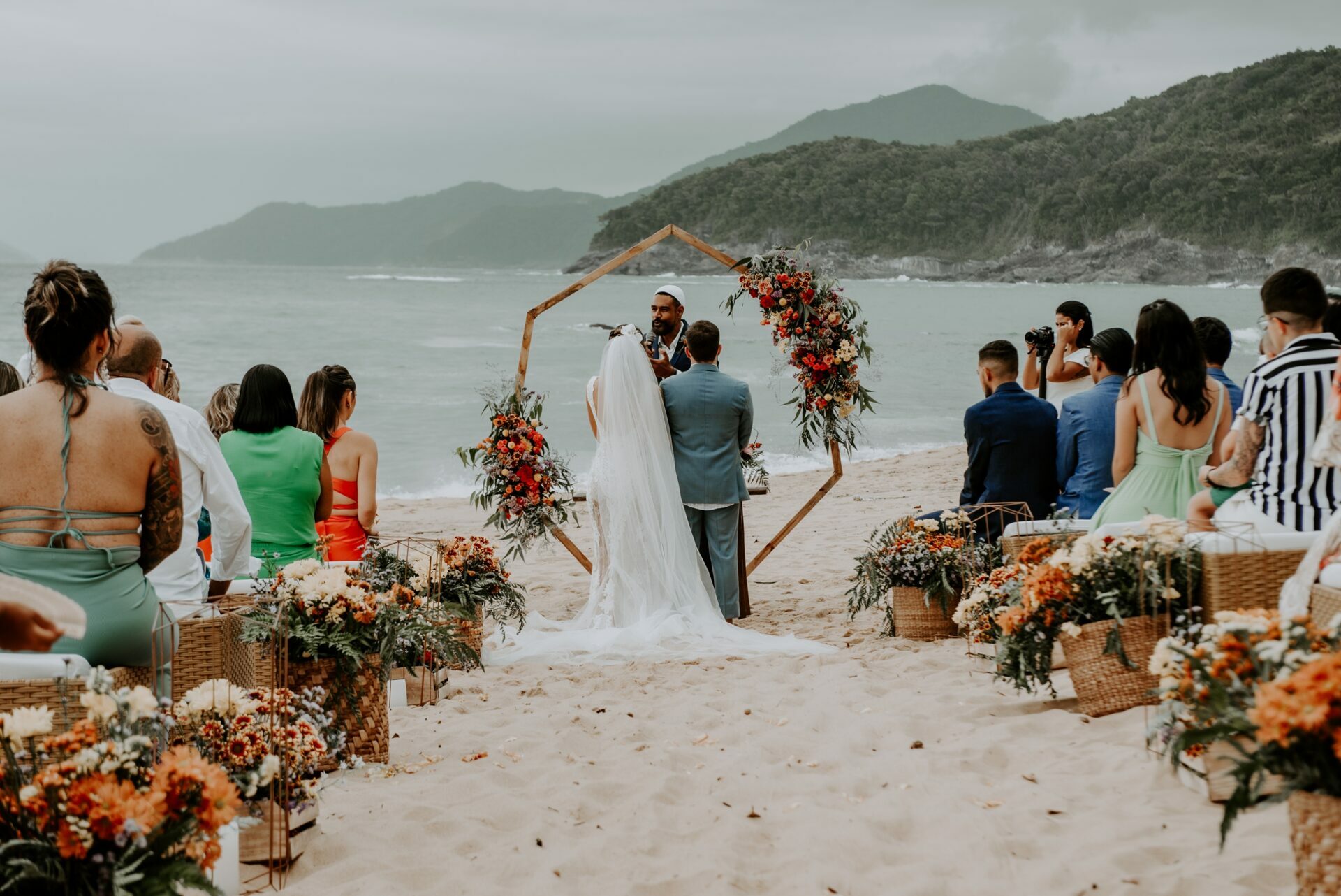 Alexia e Guilherme | Casamento vibrante na praia, por Stéfanie Belo