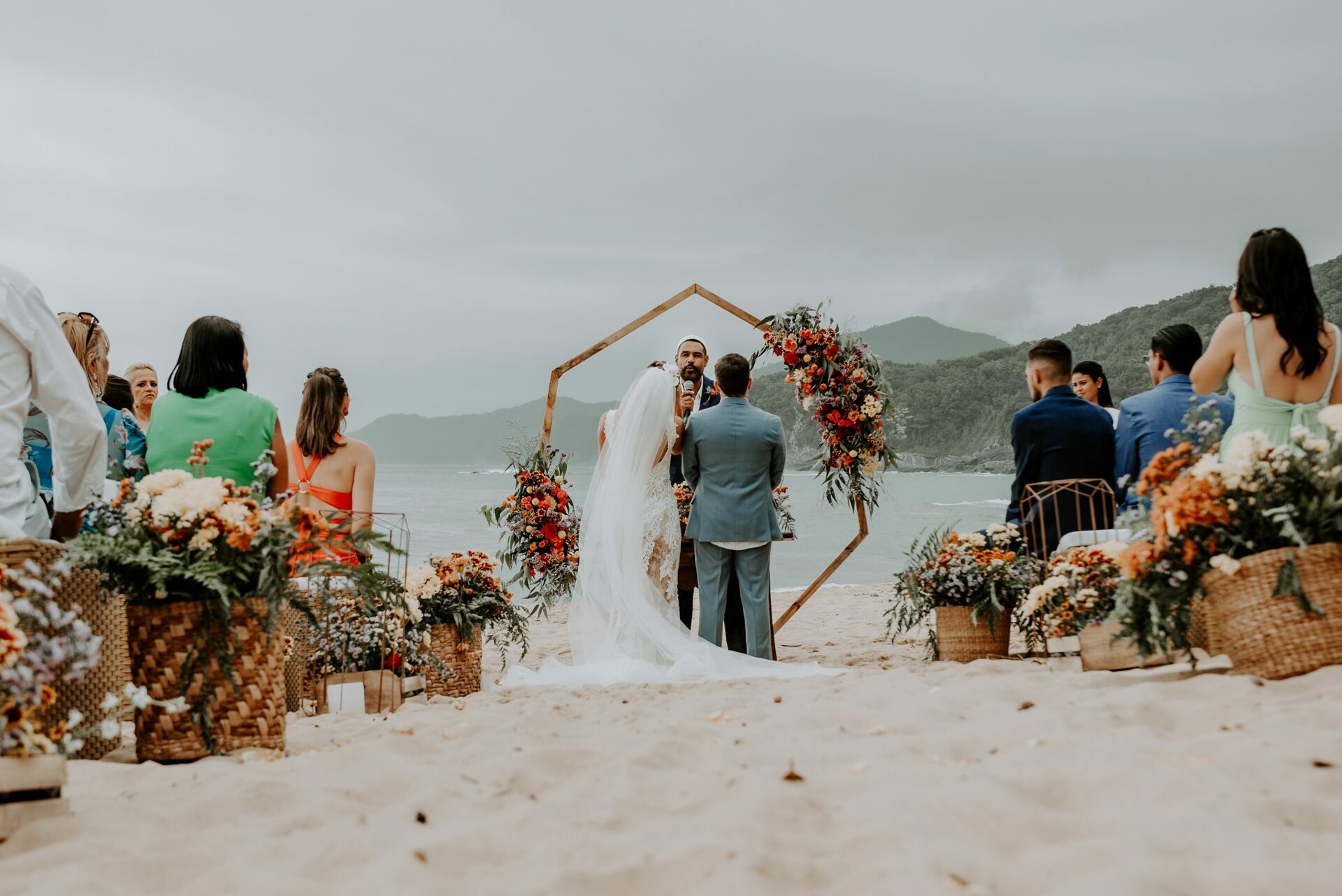 Alexia e Guilherme | Casamento vibrante na praia, por Stéfanie Belo