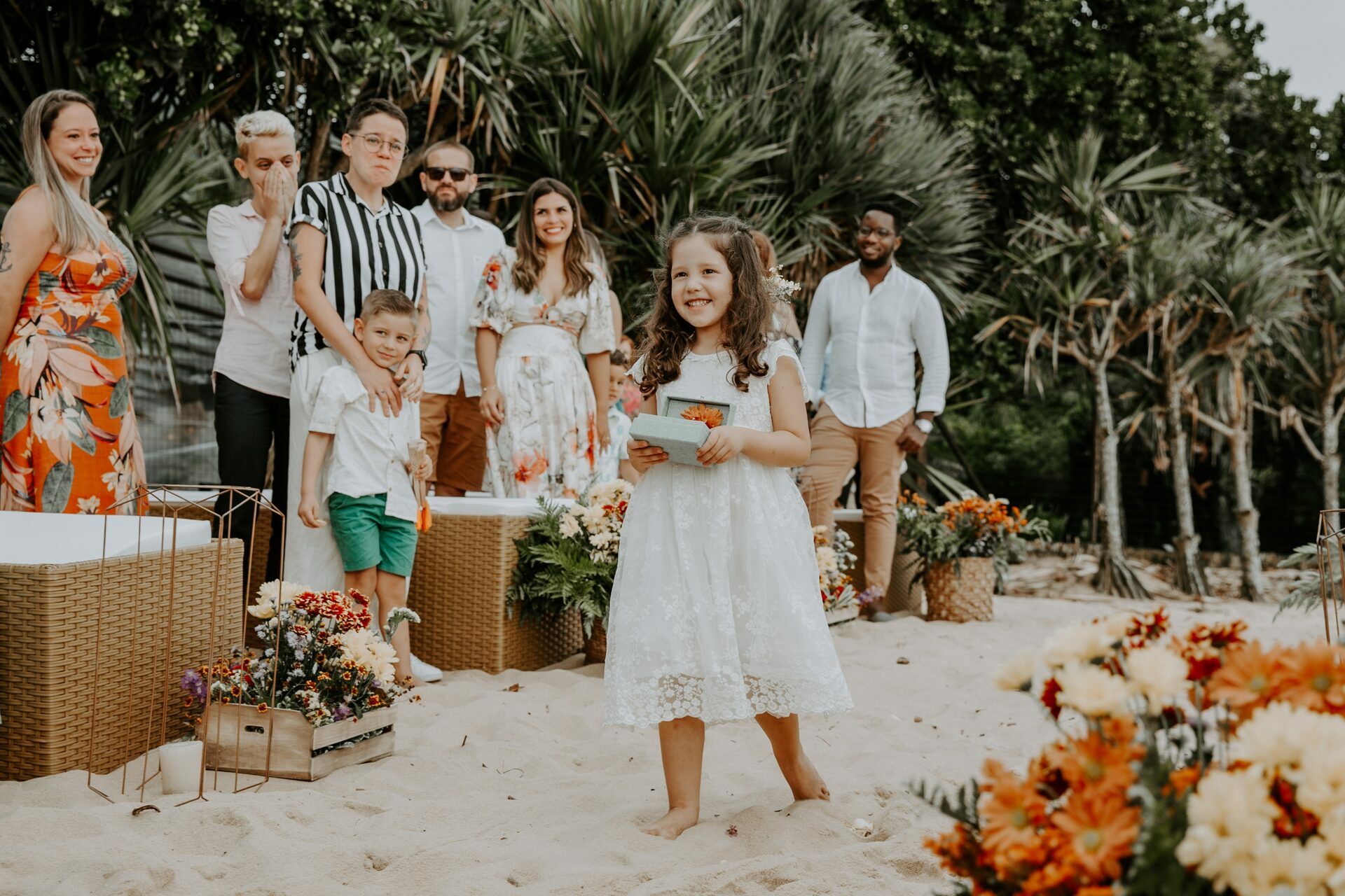 Alexia e Guilherme | Casamento vibrante na praia, por Stéfanie Belo