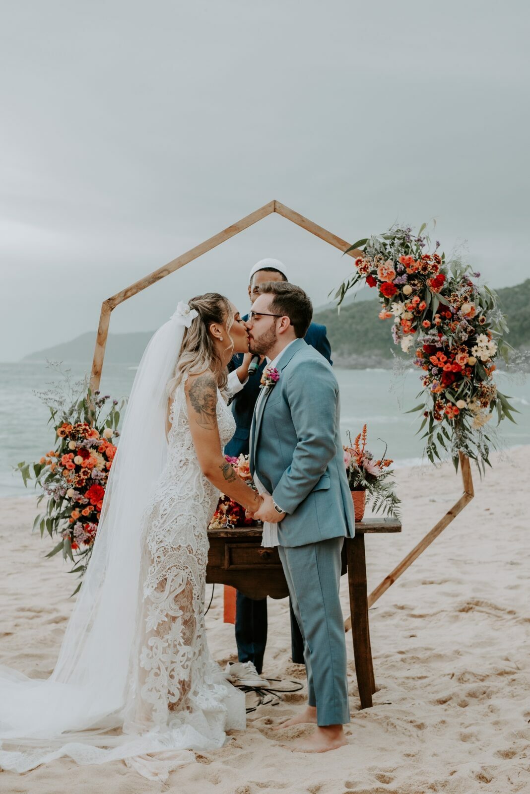 Alexia e Guilherme | Casamento vibrante na praia, por Stéfanie Belo