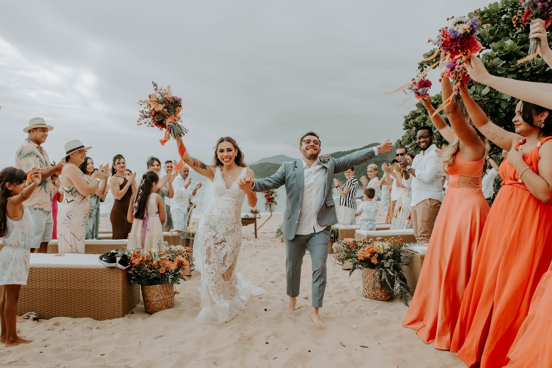 Alexia e Guilherme | Casamento vibrante na praia, por Stéfanie Belo