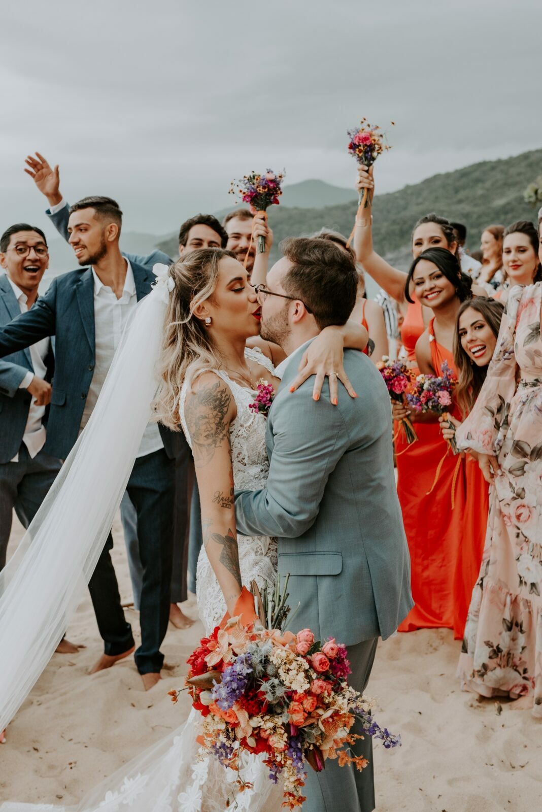 Alexia e Guilherme | Casamento vibrante na praia, por Stéfanie Belo