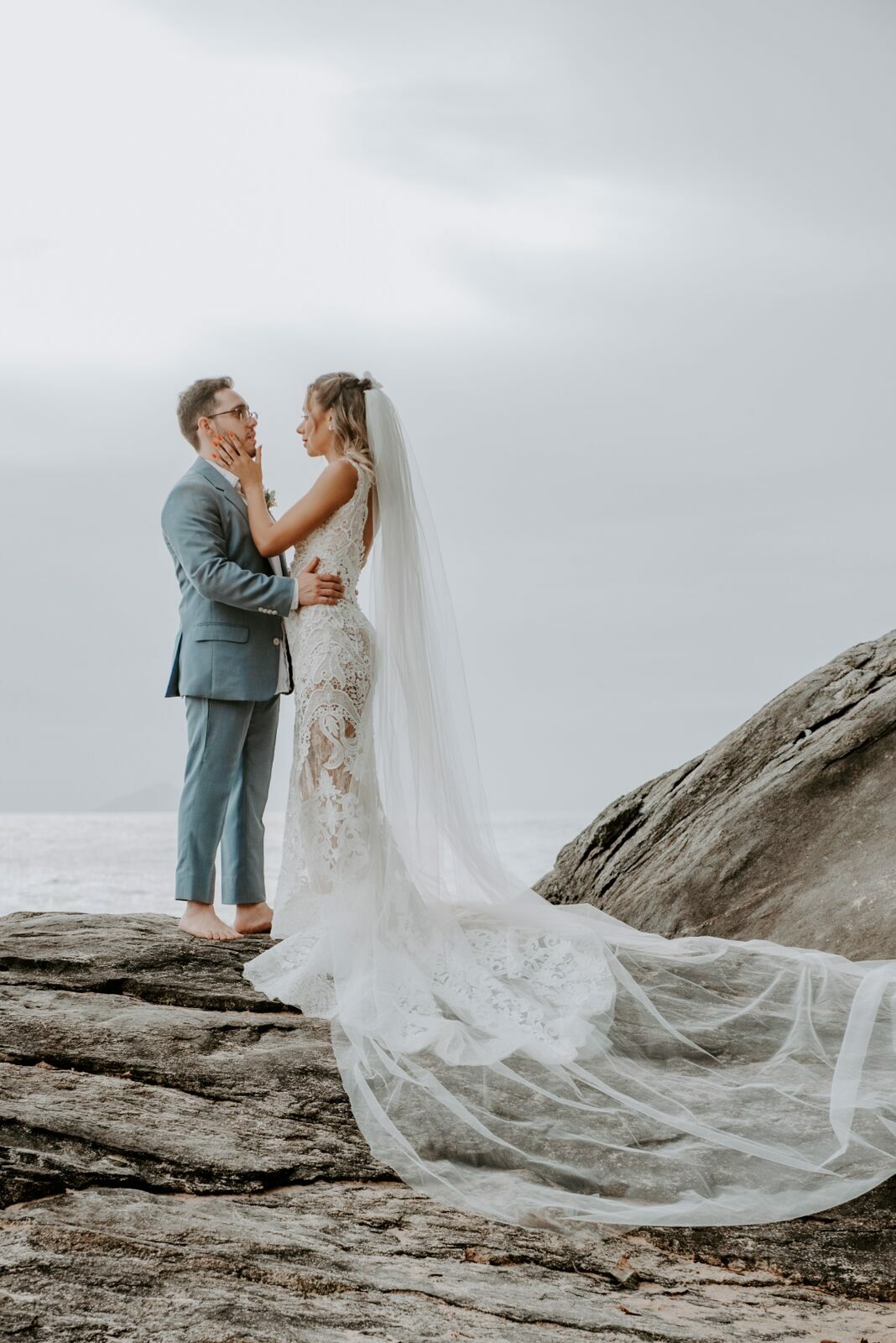 Alexia e Guilherme | Casamento vibrante na praia, por Stéfanie Belo