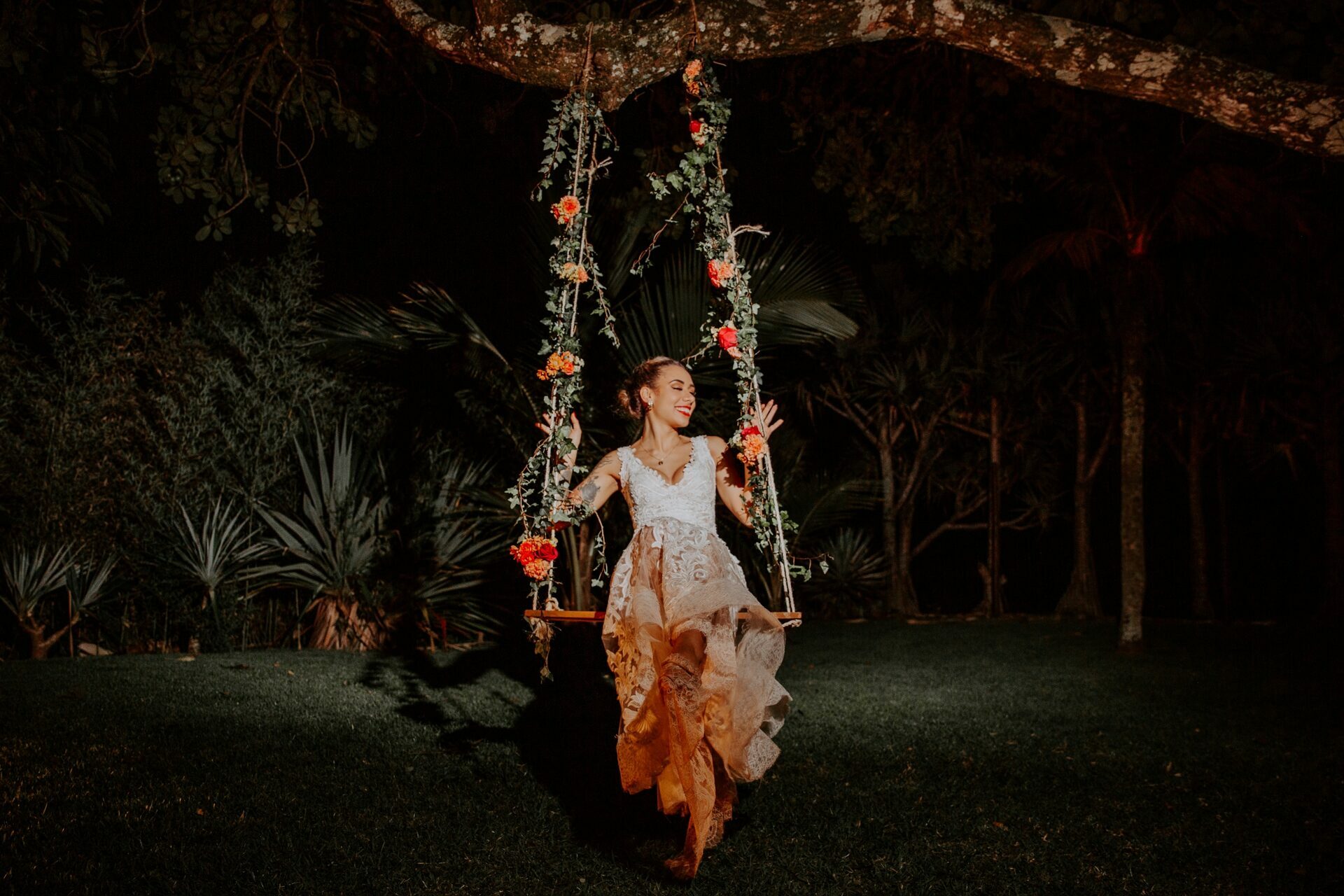 Alexia e Guilherme | Casamento vibrante na praia, por Stéfanie Belo