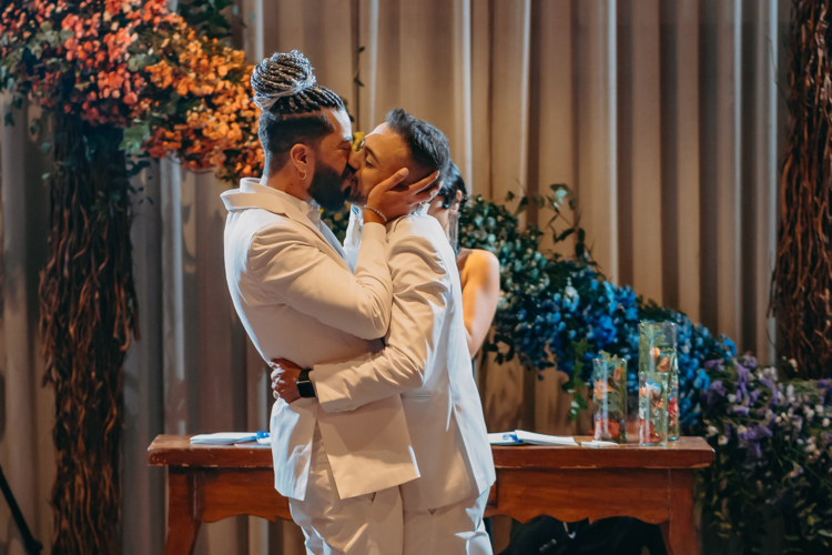 Adriano e Walter | Casamento homoafetivo com as cores do arco-íris