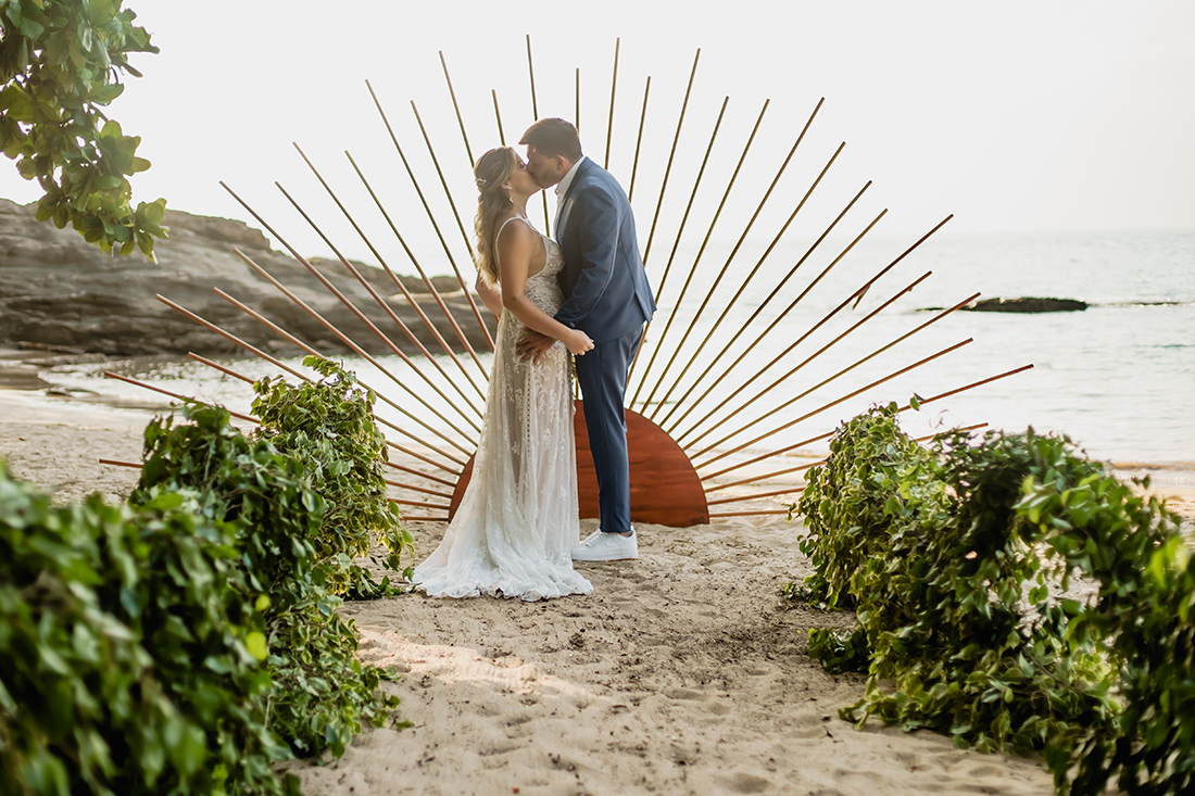 Casamento pé na areia na Casa de Canoa