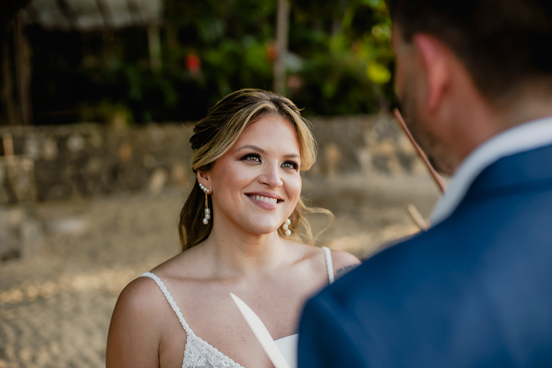 Casamento pé na areia na Casa de Canoa - Troca de votos entre noiva e noivo