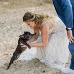 Casamento pé na areia na Casa de Canoa - Noiva de praia com pet no casamento