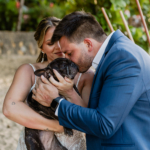 Casamento pé na areia na Casa de Canoa - Noiva de praia com pet no casamento