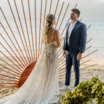 Casamento pé na areia na Casa de Canoa - Noiva de praia com pet no casamento