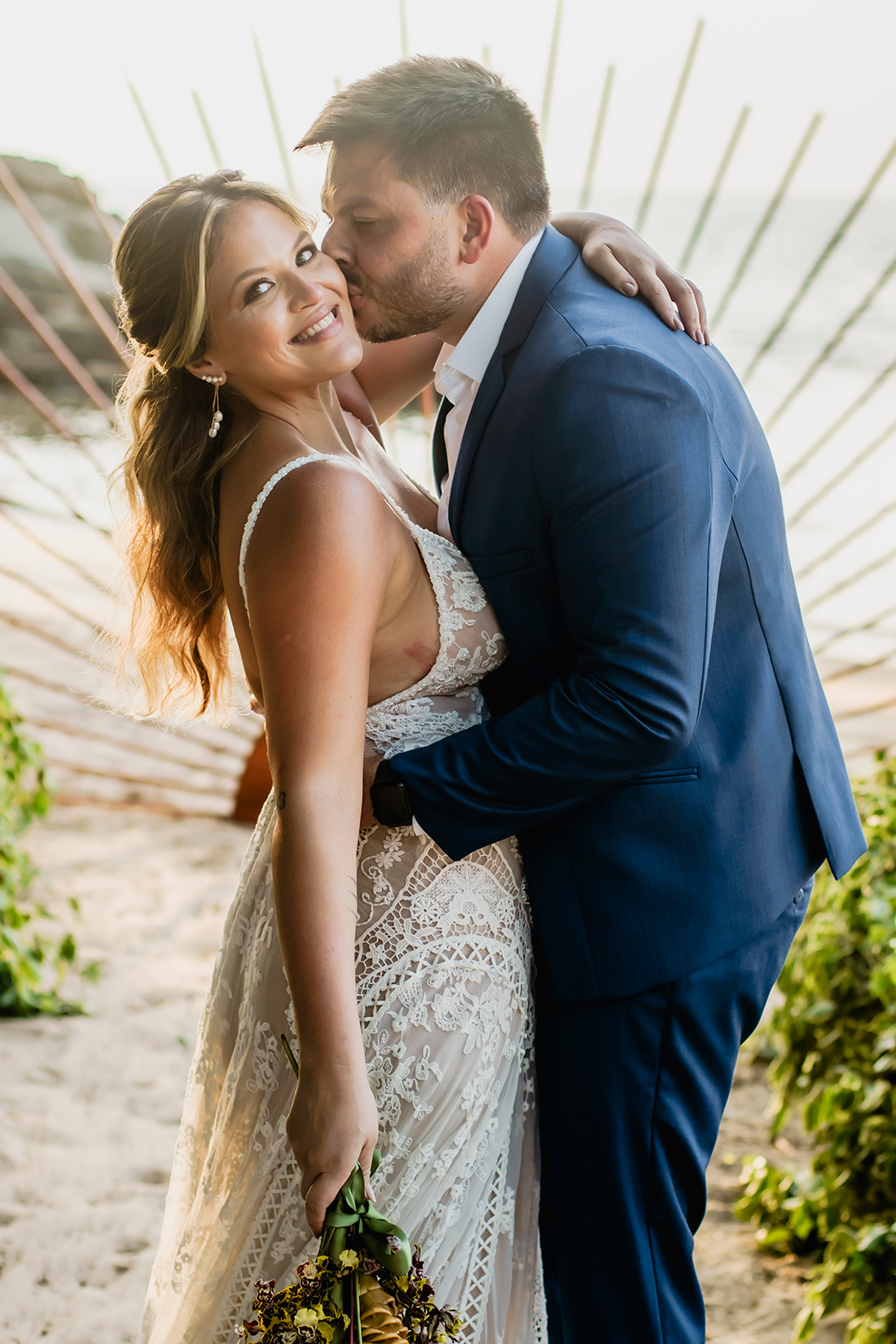 Casamento pé na areia na Casa de Canoa - Troca de votos entre noiva e noivo