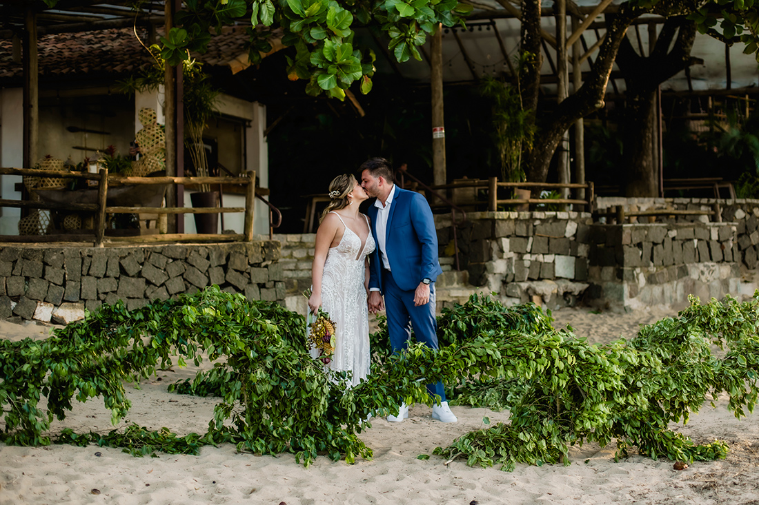 Casamento pé na areia na Casa de Canoa - decoração de para o altar em casamento na praia