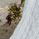Casamento pé na areia na Casa de Canoa - Saída dos noivos