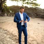 Casamento pé na areia na Casa de Canoa - Traje do noivo para casamento na praia