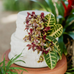 Casamento pé na areia na Casa de Canoa - Decoração de casamento mesa do bolo