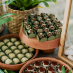 Casamento pé na areia na Casa de Canoa - Decoração de casamento mesa do bolo