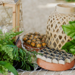 Casamento pé na areia na Casa de Canoa - Decoração de casamento mesa do bolo