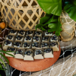 Casamento pé na areia na Casa de Canoa - Decoração de casamento mesa do bolo