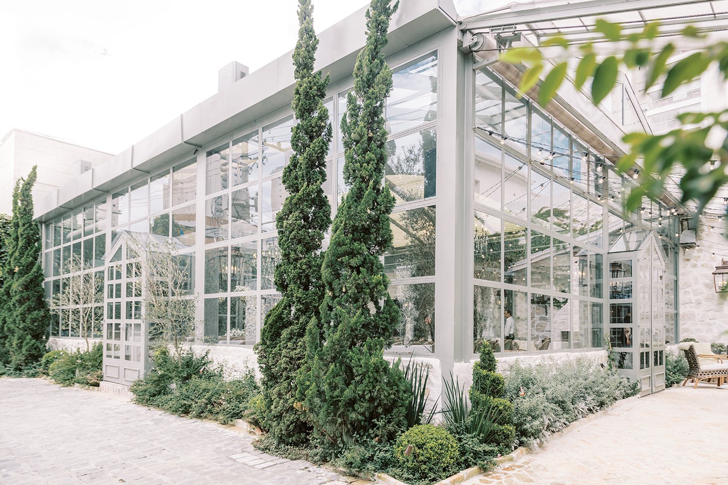 Renan e Rebeca | O amor venceu: casamento verde e branco no Botânico Quintal