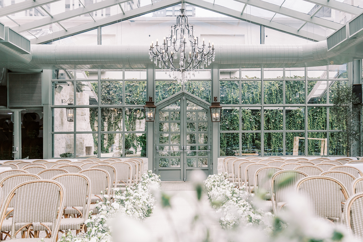 Renan e Rebeca | O amor venceu: casamento verde e branco no Botânico Quintal