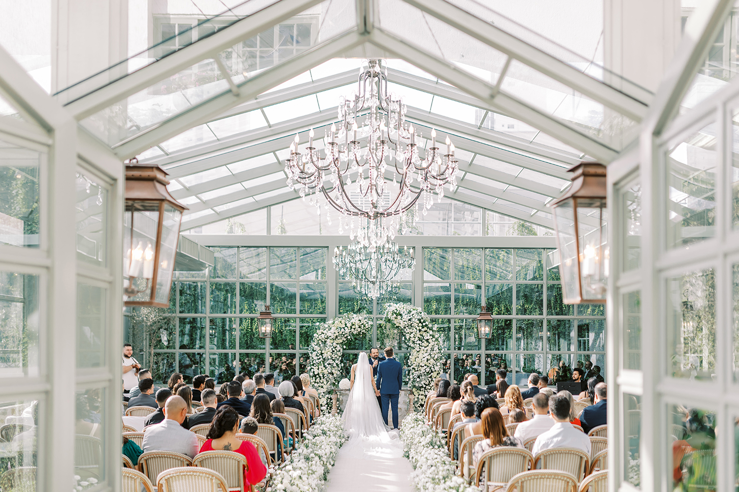 Renan e Rebeca | O amor venceu: casamento verde e branco no Botânico Quintal