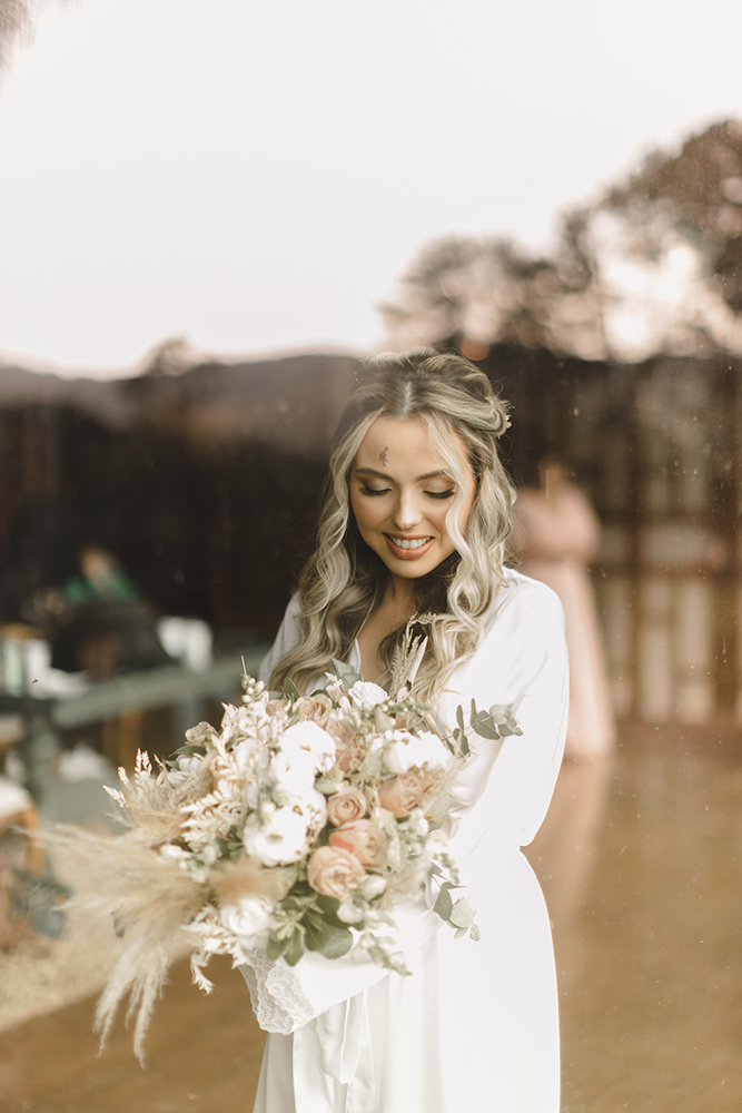 Beatriz e Renann | Casamento romântico ao ar livre, por Lampião Fotografia