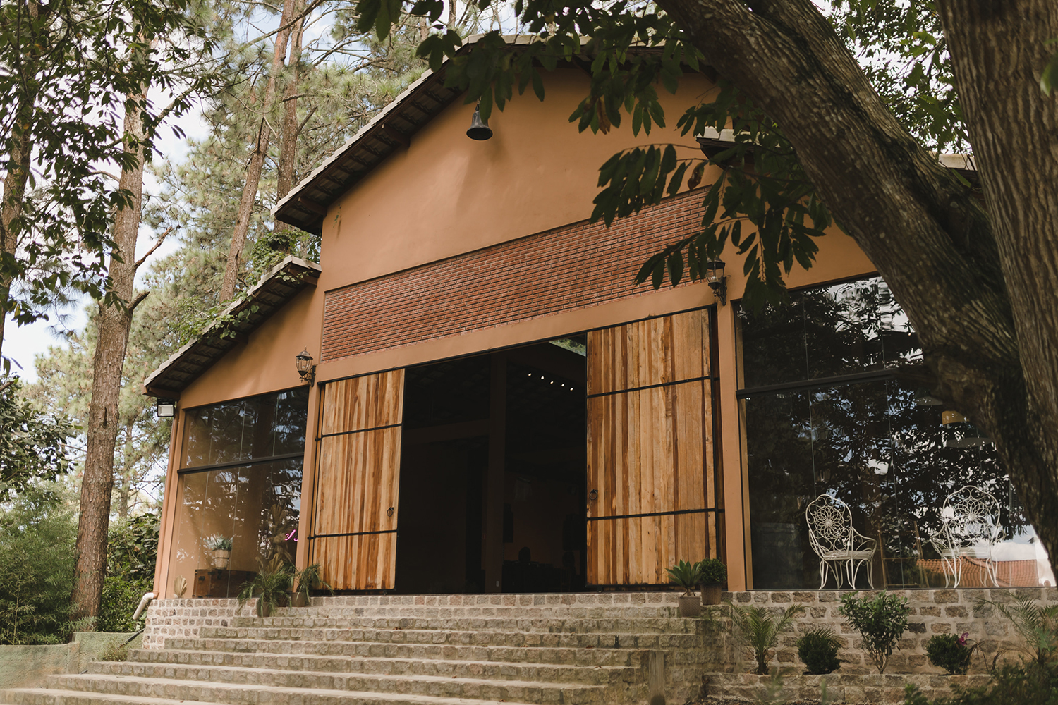 Beatriz e Renann | Casamento romântico ao ar livre, por Lampião Fotografia