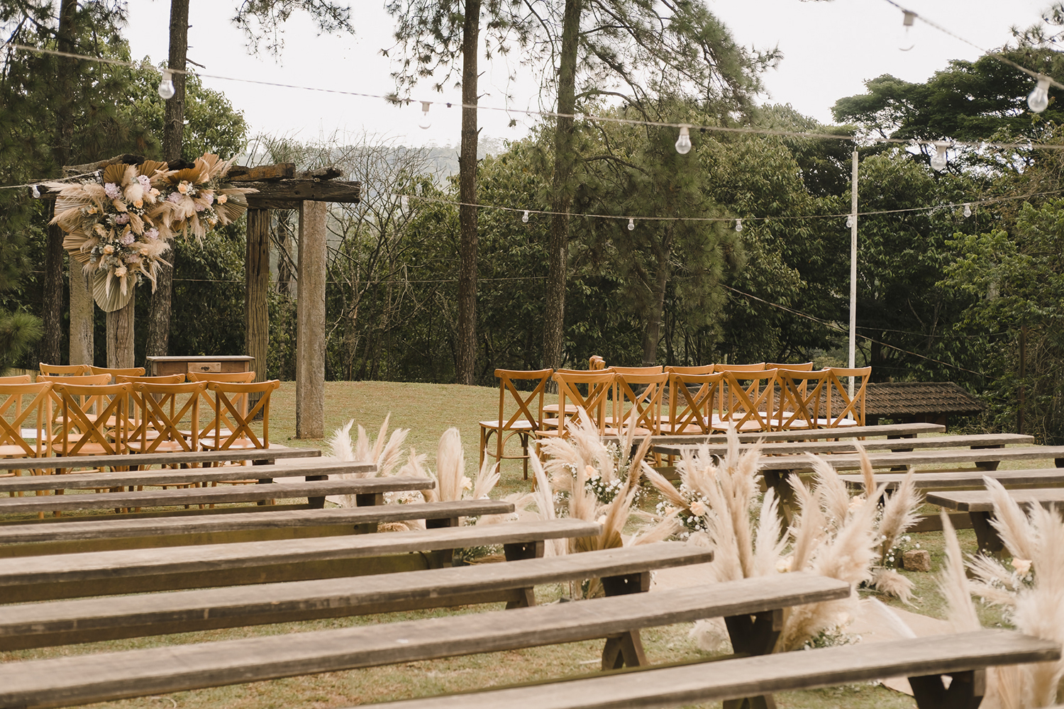 Beatriz e Renann | Casamento romântico ao ar livre, por Lampião Fotografia