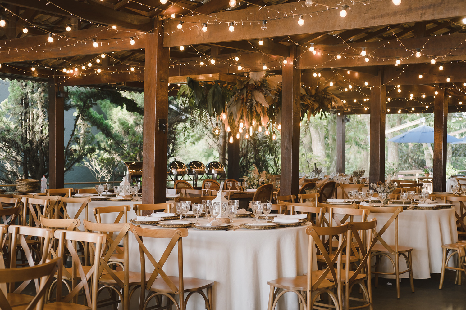 Beatriz e Renann | Casamento romântico ao ar livre, por Lampião Fotografia