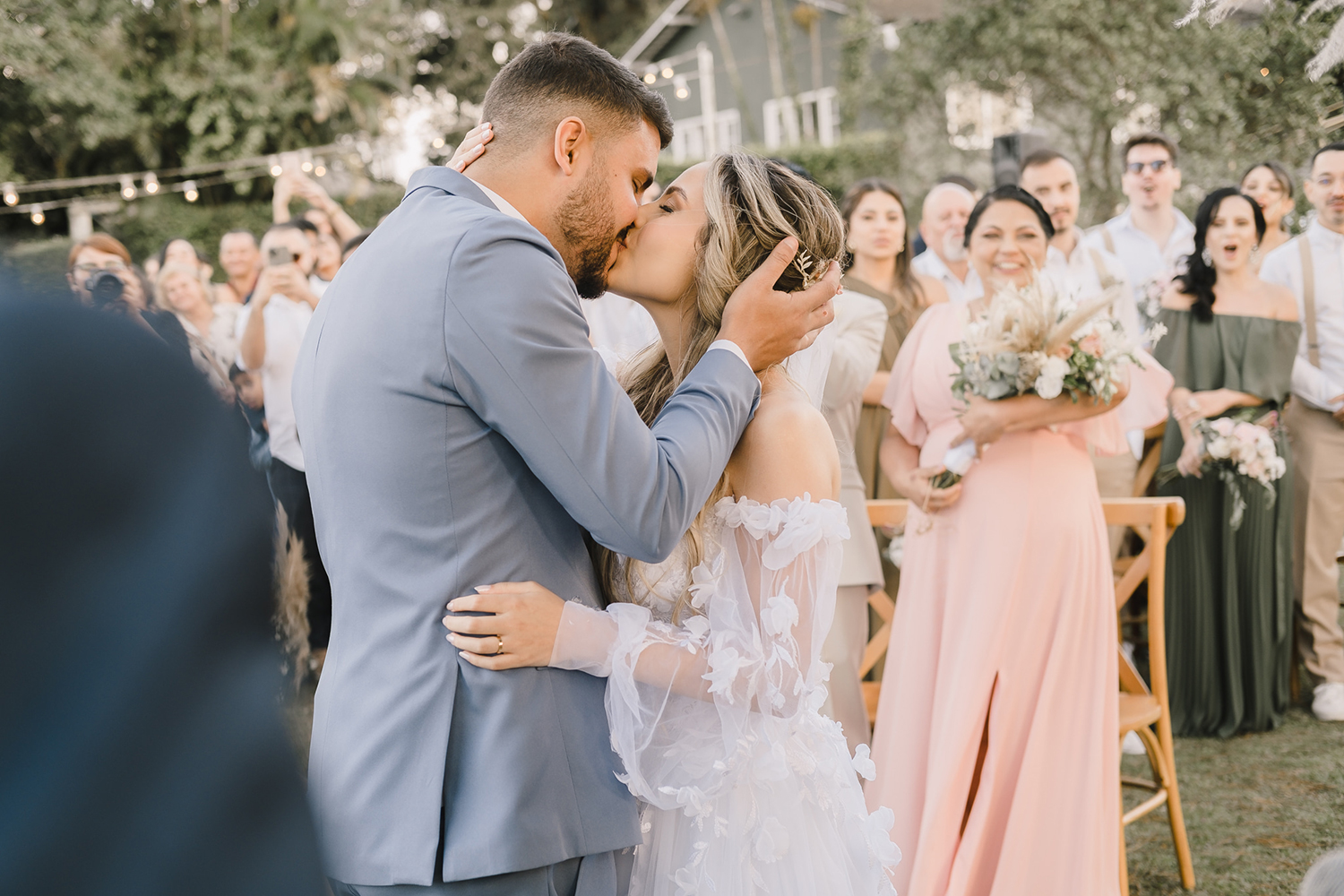 Beatriz e Renann | Casamento romântico ao ar livre, por Lampião Fotografia