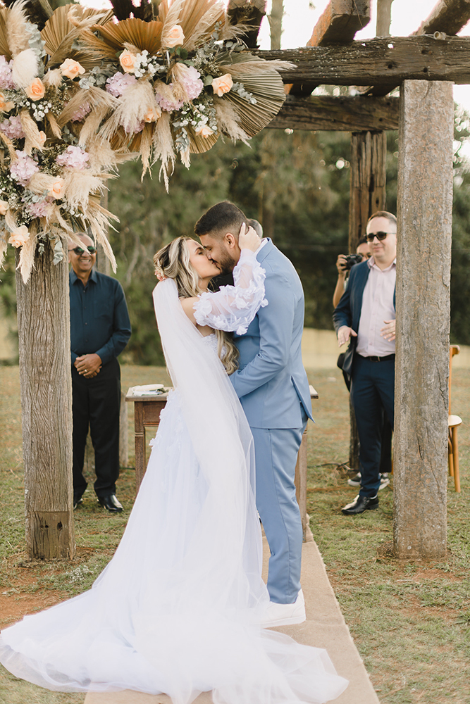 Beatriz e Renann | Casamento romântico ao ar livre, por Lampião Fotografia