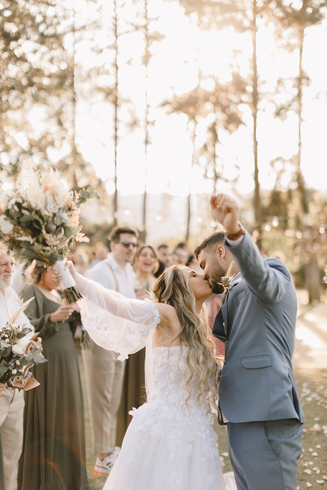 Beatriz e Renann | Casamento romântico ao ar livre, por Lampião Fotografia