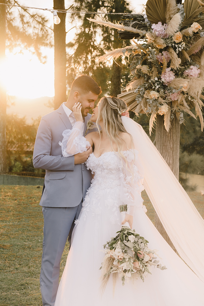 Beatriz e Renann | Casamento romântico ao ar livre, por Lampião Fotografia