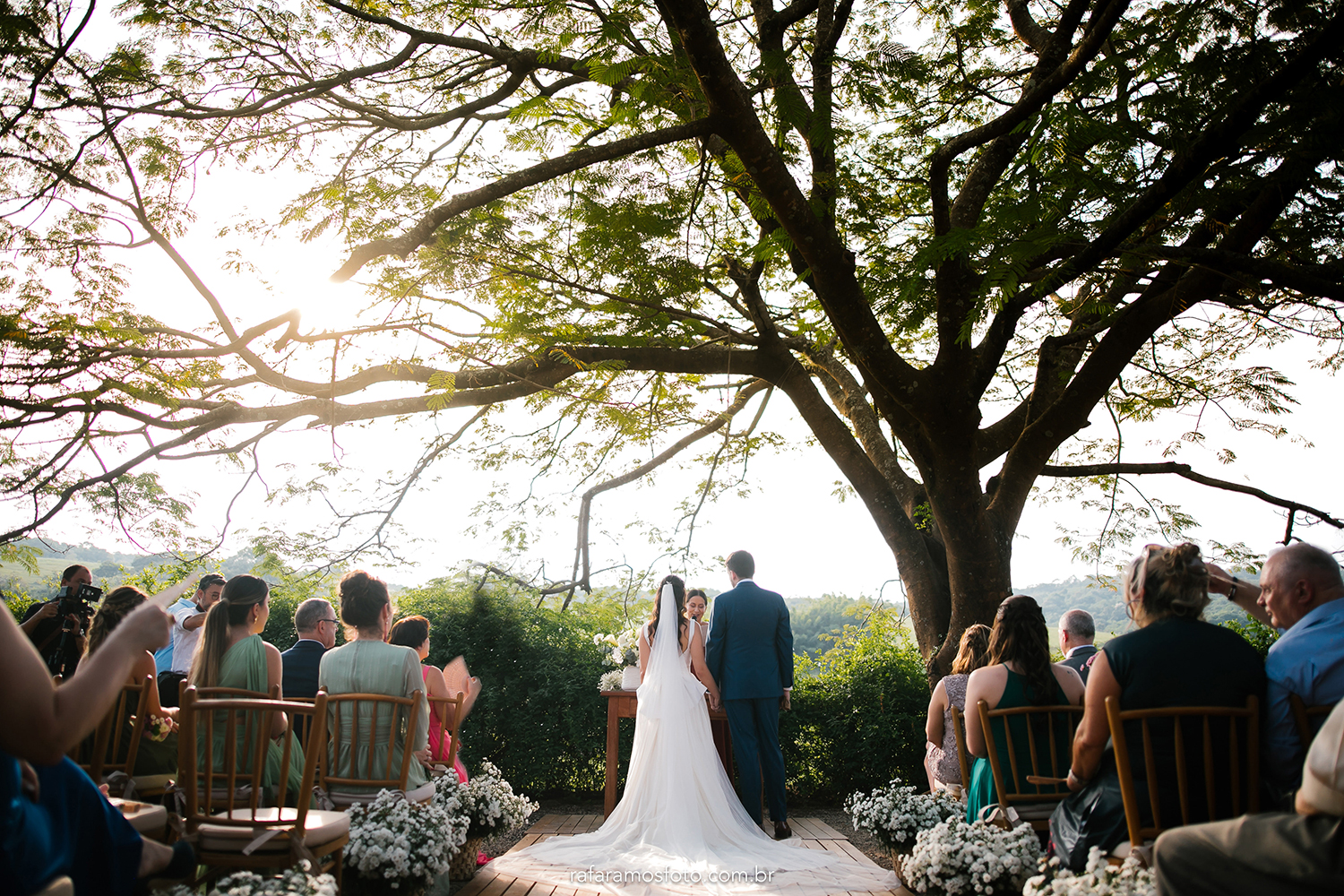 Beatriz e Vitor | Casamento bucólico em tons de verde e branco, por Rafa Ramos