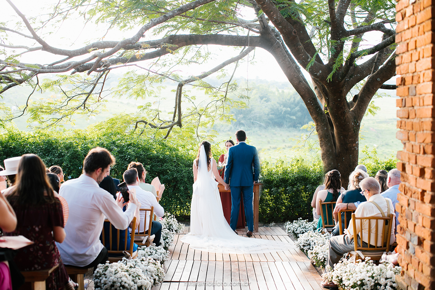 Beatriz e Vitor | Casamento bucólico em tons de verde e branco, por Rafa Ramos