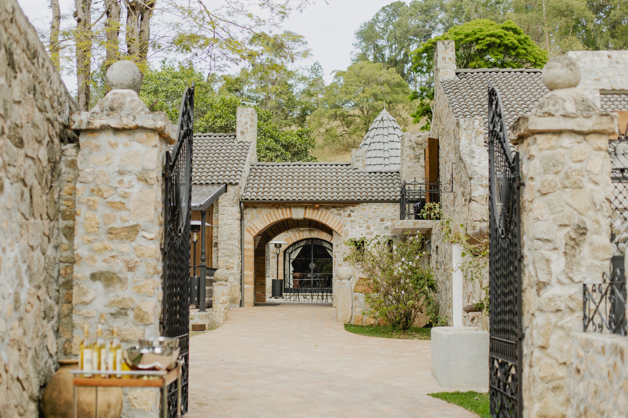 Rafaela Mandelli e Rodrigo Leonardo | Casamento elegante no campo, por Victor Alvarenga