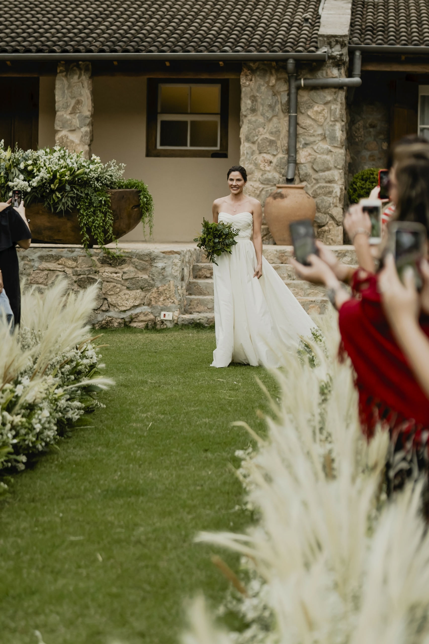 Rafaela Mandelli e Rodrigo Leonardo | Casamento elegante no campo, por Victor Alvarenga