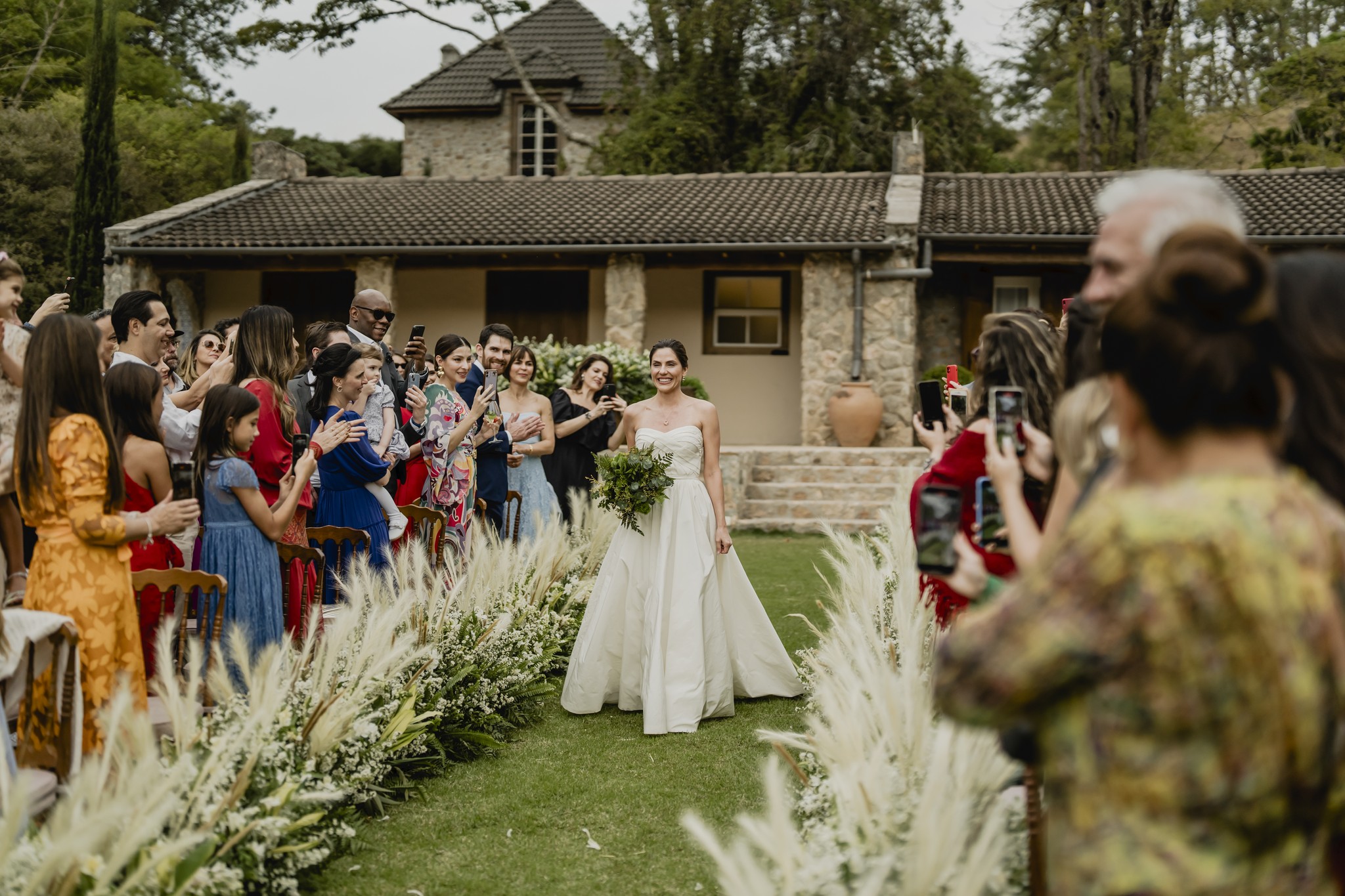 Rafaela Mandelli e Rodrigo Leonardo | Casamento elegante no campo, por Victor Alvarenga