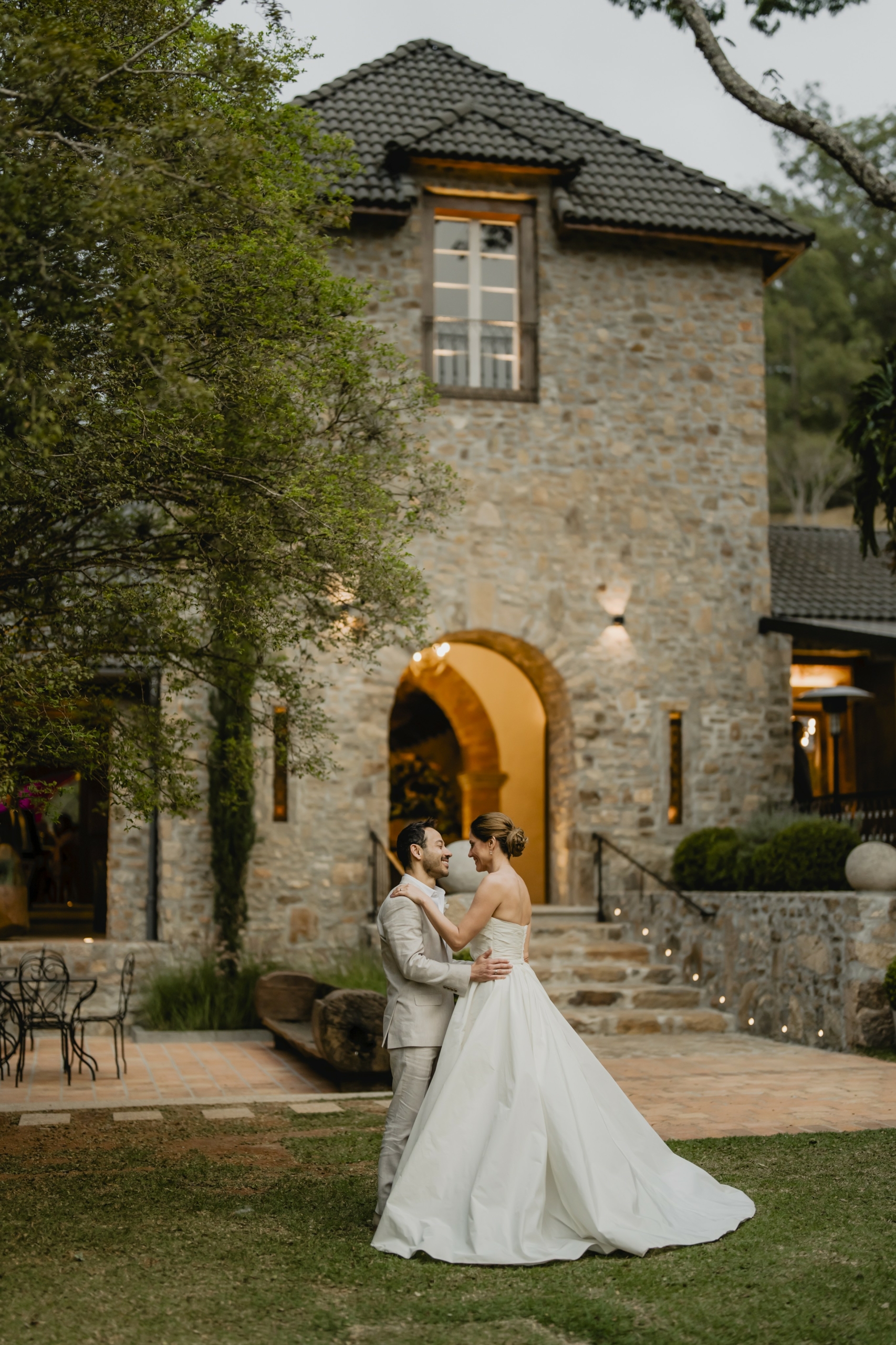 Rafaela Mandelli e Rodrigo Leonardo | Casamento elegante no campo, por Victor Alvarenga - Ville La Rochelle