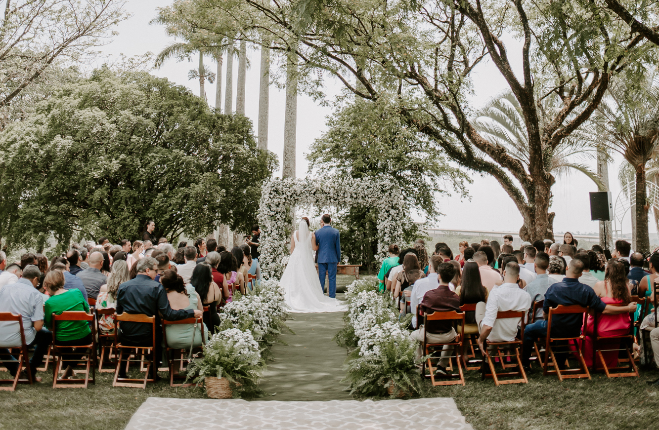 Raphaela & Heitor| Casamento no campo com decoração verde e branco - Bella Flor Decoração