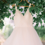 Pantone Peach Fuzz - Ale Marques Foto - Vestido de Noiva Amora Bridal