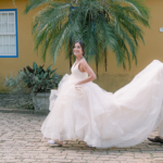 Pantone Peach Fuzz - Ale Marques Foto - Vestido de Noiva Amora Bridal