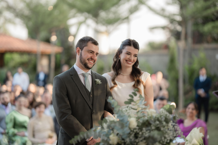Priscila e Lucas | Casamento leve com cerimônia ao ar livre