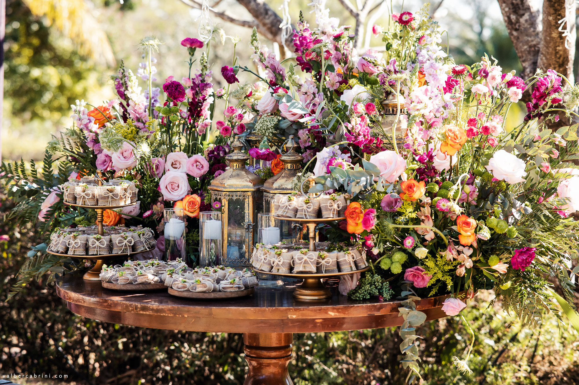 Camila e Renato | Casamento colorido no campo por Tatiane Albini