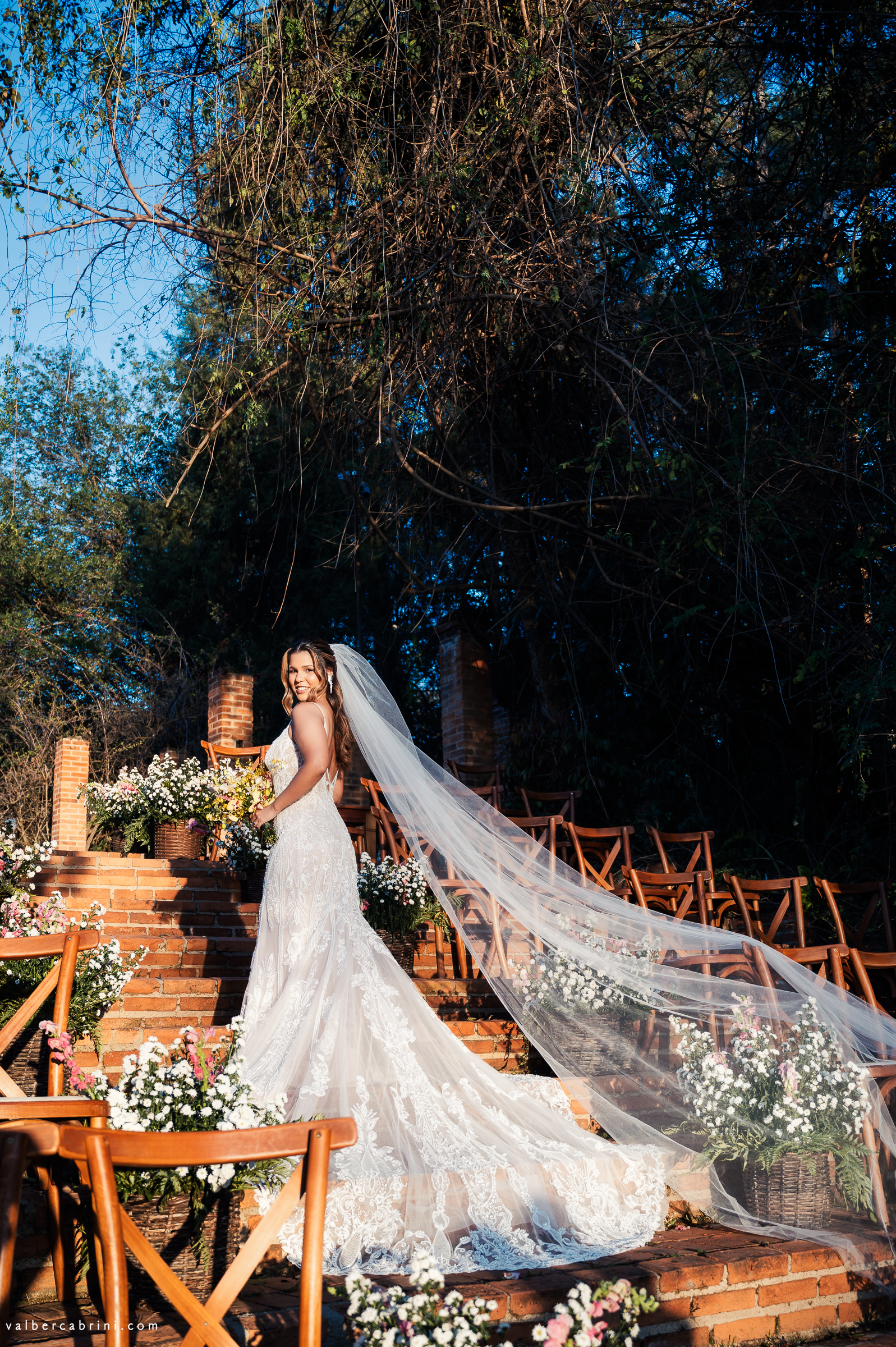 Camila e Renato | Casamento colorido no campo por Tatiane Albini