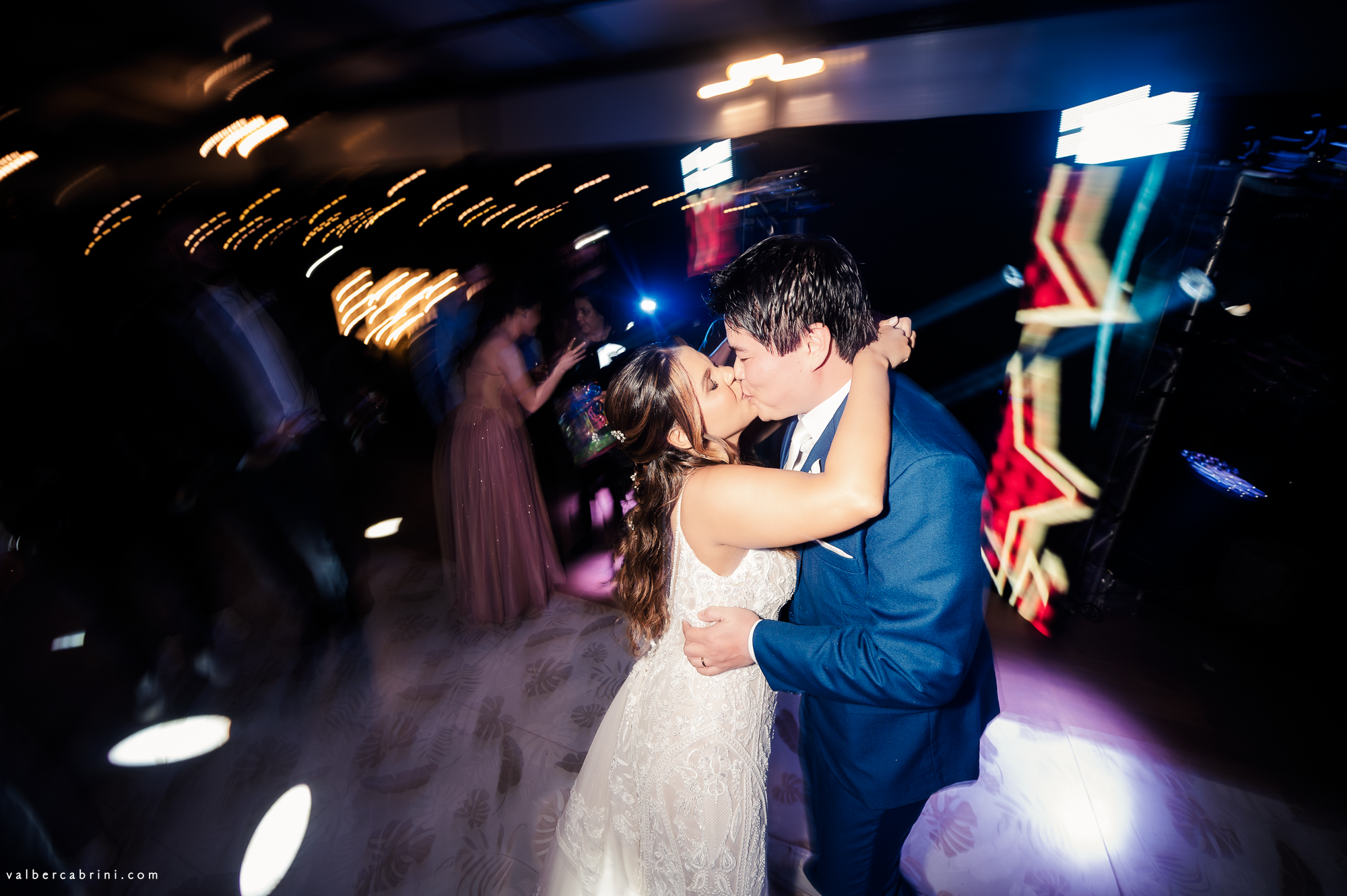 Camila e Renato | Casamento colorido no campo por Tatiane Albini